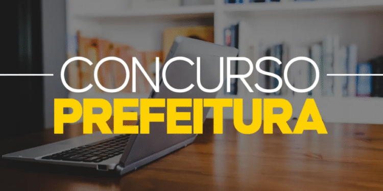 Banner promocional com texto "Concurso Prefeitura" sobre uma mesa de madeira com laptop e estante de livros ao fundo.