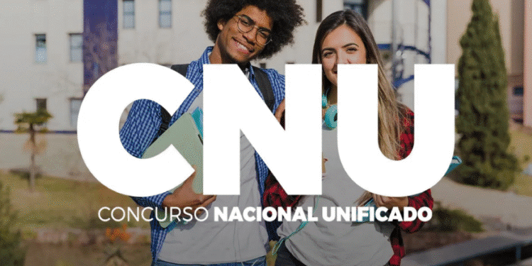 Dois jovens estudantes sorrindo em um campus universitário com o logo "CNU - Concurso Nacional Unificado" em destaque e bordas coloridas.