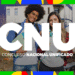Dois jovens estudantes sorrindo em um campus universitário com o logo "CNU - Concurso Nacional Unificado" em destaque e bordas coloridas.