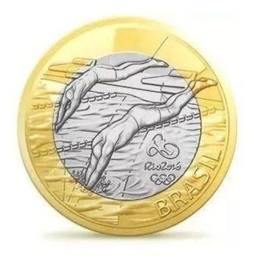 Close-up da face da moeda de 1 Real da Natação, destacando os atletas em mergulho. Ilustra a procura de colecionadores por moedas com erros notáveis.