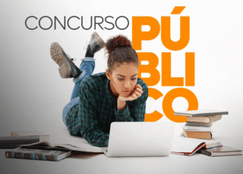Jovem estudando no notebook cercada por livros, ao lado do texto “Concurso Público”.