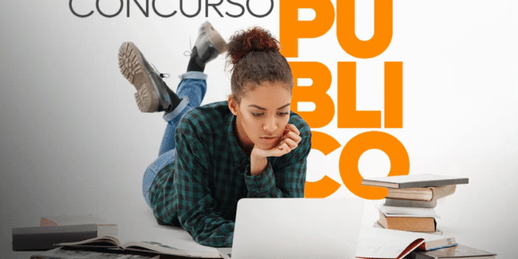 Jovem estudando no notebook cercada por livros, ao lado do texto “Concurso Público”.