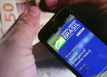 Tela do aplicativo Caixa Econômica Federal exibindo a página do Auxílio Emergencial do Governo Federal, com bandeira do Brasil.