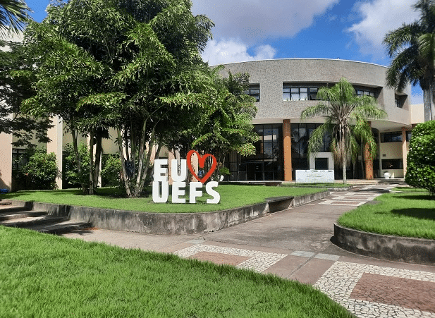 achada da Universidade Estadual de Feira de Santana (UEFS) com letreiro "Eu amo UEFS" em destaque.