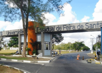 Entrada principal da Universidade Estadual de Feira de Santana (UEFS), com o nome da instituição visível na estrutura de concreto.