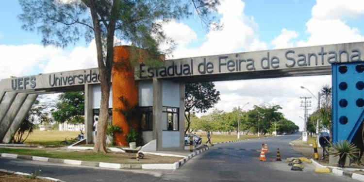 Entrada principal da Universidade Estadual de Feira de Santana (UEFS), com o nome da instituição visível na estrutura de concreto.