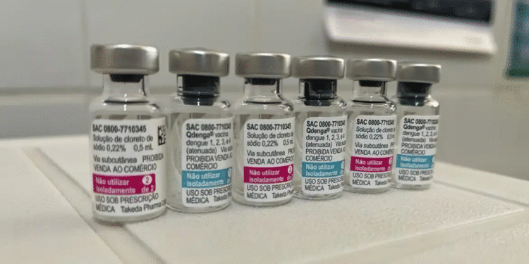 Frascos da primeira vacina 100% nacional contra dengue desenvolvida no Brasil.