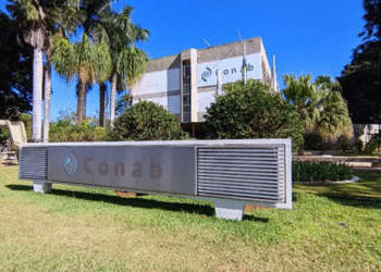 Fachada e entrada da sede da Conab aguardando divulgação do novo cronograma do concurso público