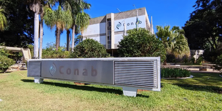 Fachada e entrada da sede da Conab aguardando divulgação do novo cronograma do concurso público