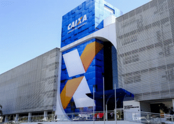Fachada moderna do prédio institucional da Caixa Econômica Federal com padrão geométrico azul e laranja