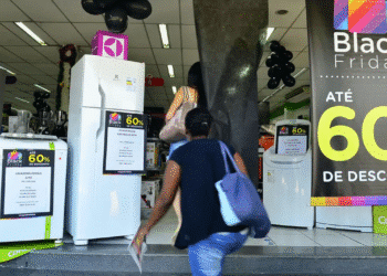 Consumidores observam ofertas de Black Friday em loja de eletrodomésticos com descontos de até 60%