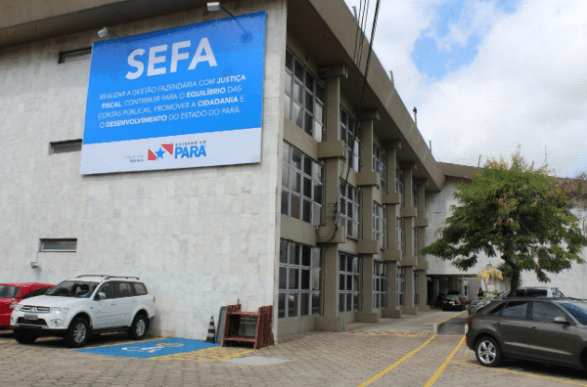 Fachada da SEFA do Pará com placa institucional e estacionamento em frente.