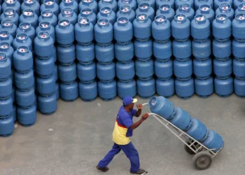 Fogão moderno com chama azul em foco e logo "Gas do Povo" exibido, simbolizando energia e economia para a população.