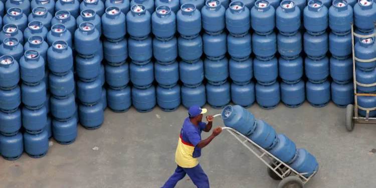 Fogão moderno com chama azul em foco e logo "Gas do Povo" exibido, simbolizando energia e economia para a população.