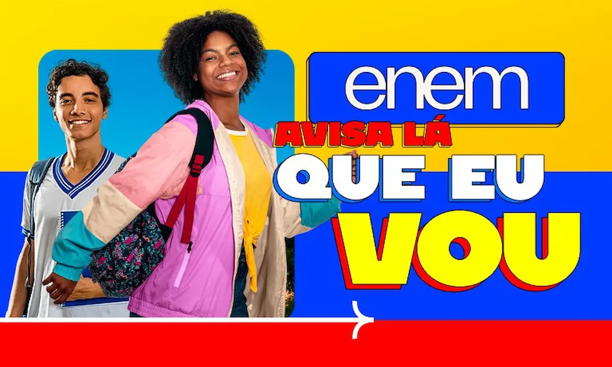 Imagem promocional da campanha 'Avisa lá que eu vou', com dois jovens sorrindo, um de camisa branca e outro com jaqueta colorida. Ao fundo, elementos vibrantes em azul e amarelo.