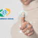 Mulher realizando autenticação digital com leitura de impressão digital ao lado do logotipo da Previdência Social.