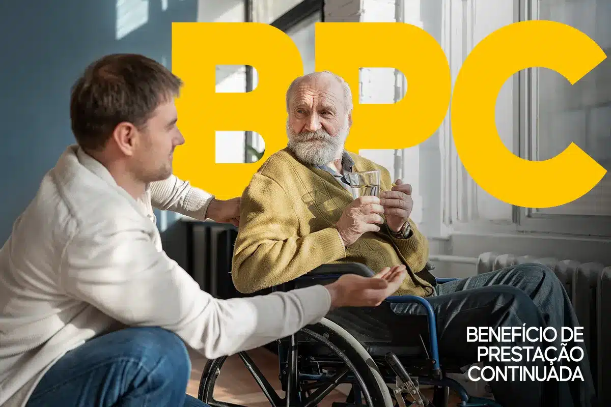 Imagem ilustrativa mostrando um idoso em cadeira de rodas recebendo ajuda de um cuidador, com destaque para as letras 'BPC', referente à mudança no processo de solicitação do Benefício de Prestação Continuada.