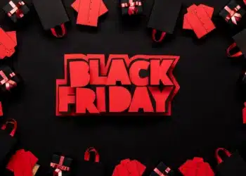 Ilustração da Black Friday com tipografia vermelha central e itens decorativos como sacolas e presentes ao redor.