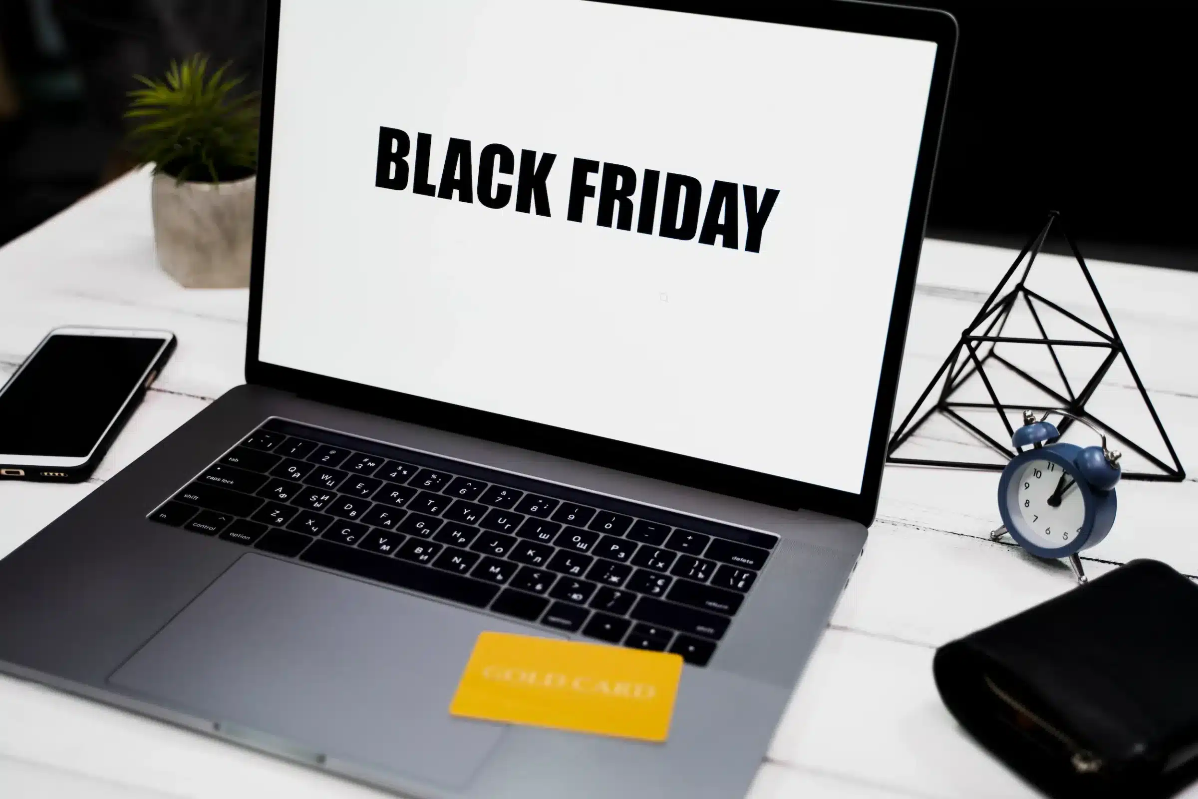 Black Friday 2025 Tela de notebook exibindo a frase “Black Friday”, acompanhada de cartão e itens de mesa, ilustrando a importância de pesquisar preços antes da compra.