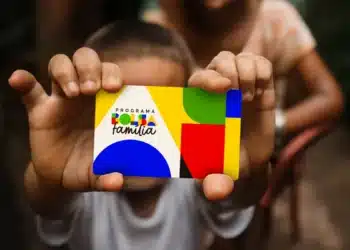 Cartão do Programa Bolsa Família com design colorido, destacando o logo e cores vibrantes, simbolizando os pagamentos de até R$ 1.000 que serão liberados nesta sexta-feira, 21.