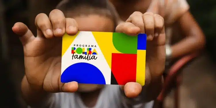 Cartão do Programa Bolsa Família com design colorido, destacando o logo e cores vibrantes, simbolizando os pagamentos de até R$ 1.000 que serão liberados nesta sexta-feira, 21.