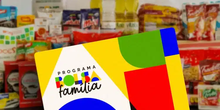 Cartão do Programa Bolsa Família 2026 em frente a alimentos básicos, como óleos, massas e arroz, simbolizando o apoio a famílias de baixa renda.