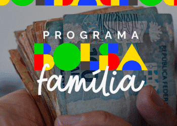 Dinheiro em mãos com o logo do Programa Bolsa Família e o texto "família" em foco.