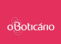 Logomarca da marca O Boticário em branco sobre um fundo rosa forte e detalhes decorativos.