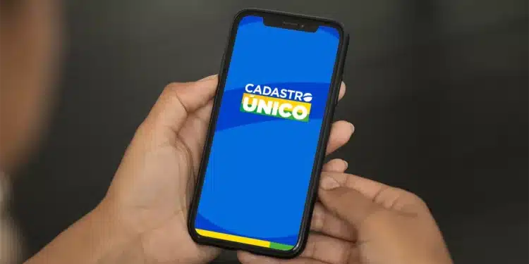 Pessoa segurando celular com a tela do aplicativo Cadastro Único aberta