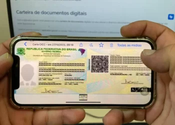 Imagem do RG digital sendo visualizado em um smartphone.