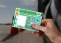 Imagem de uma CNH (Carteira Nacional de Habilitação) brasileira, com informações ocultas e visível em mãos. A CNH é um documento necessário para motoristas no Brasil.