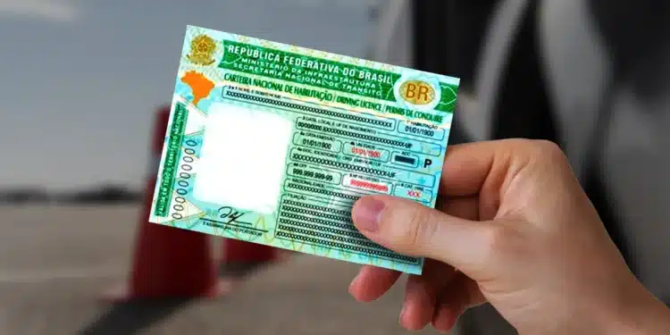 Imagem de uma CNH (Carteira Nacional de Habilitação) brasileira, com informações ocultas e visível em mãos. A CNH é um documento necessário para motoristas no Brasil.