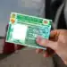 Imagem de uma CNH (Carteira Nacional de Habilitação) brasileira, com informações ocultas e visível em mãos. A CNH é um documento necessário para motoristas no Brasil.