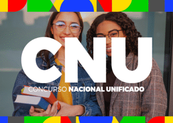 Duas estudantes sorridentes, uma negra e uma branca, lado a lado, segurando livros com a sigla CNU em destaque sobre elas. O texto em branco na imagem diz: "CONCURSO NACIONAL UNIFICADO".