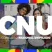 Dois jovens estudantes sorrindo em ambiente universitário com aba colorida e letras CNU Concurso Nacional Unificado