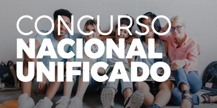 Cinco jovens de diferentes etnias sorrindo e abraçados, sentados em frente a uma parede, com a inscrição "Concurso Nacional Unificado" em destaque.