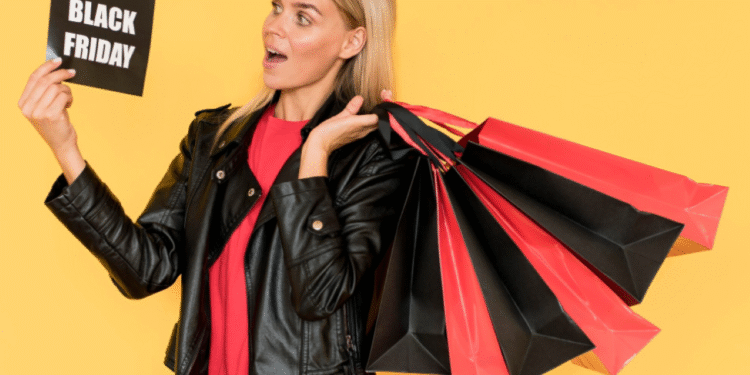 Mulher segurando sacolas de compras e um cartão escrito Black Friday sobre fundo amarelo.