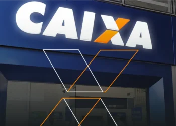Imagem da fachada da agência da CAIXA Econômica Federal com o logotipo iluminado e visível.