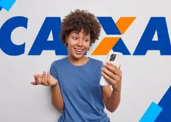 Pessoa sorrindo, olhando para um celular, com fundo da marca CAIXA e elementos gráficos em azul e laranja.
