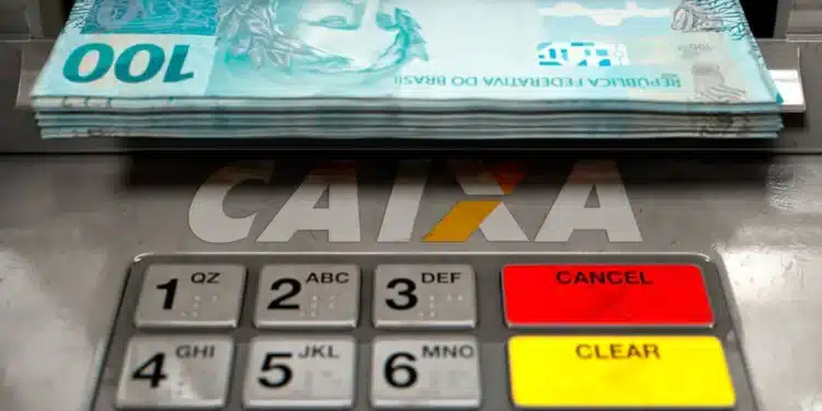 Cédulas de 100 reais sendo liberadas por caixa eletrônico da CAIXA.