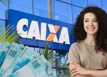 Jovem sorridente em frente a uma agência da CAIXA com notas de 100 reais em destaque.
