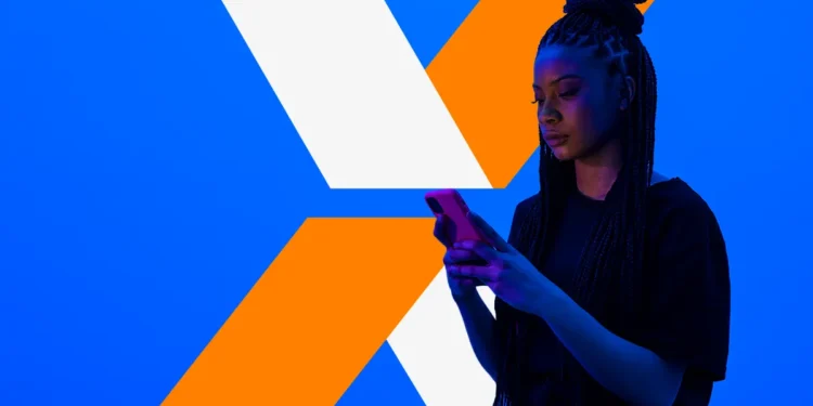 Pessoa usando celular, com fundo azul e elementos gráficos em forma de X em laranja e branco, relacionada ao saque de R$ 6.220 da Caixa.