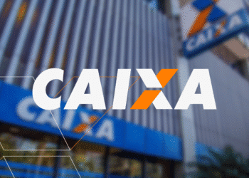 Logotipo da Caixa Econômica Federal com fachada de agência bancária ao fundo