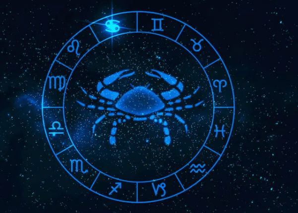 Símbolo do signo de Câncer em azul no centro de círculo zodiacal com estrelas no fundo escuro