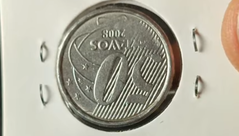Moeda de 50 centavos de 2008 com reverso invertido, exibindo o número 50 e a palavra "CENTAVOS" de cabeça para baixo.