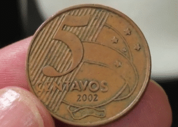 Close-up da moeda brasileira de 5 centavos ano 2002, destacando o número 5, o ano e o defeito de cunho marcado (erro de fabricação)