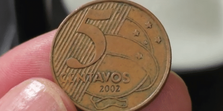 Close-up da moeda brasileira de 5 centavos ano 2002, destacando o número 5, o ano e o defeito de cunho marcado (erro de fabricação)