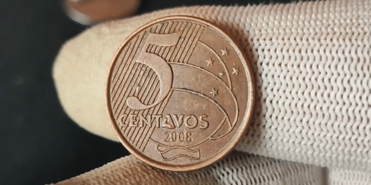 Close-up da moeda brasileira de 5 Centavos datada de 2008. Esta peça é considerada a terceira mais rara do Brasil e pode alcançar R$ 200 em excelente estado de conservação, por ter baixa tiragem.