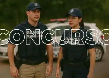 Dois Guardas Municipais, homem e mulher, em uniforme de serviço, simbolizando o novo concurso público para o cargo com inscrições abertas.