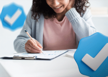 Mulher sorridente analisando gráficos com ícones de confirmação azul em destaque.